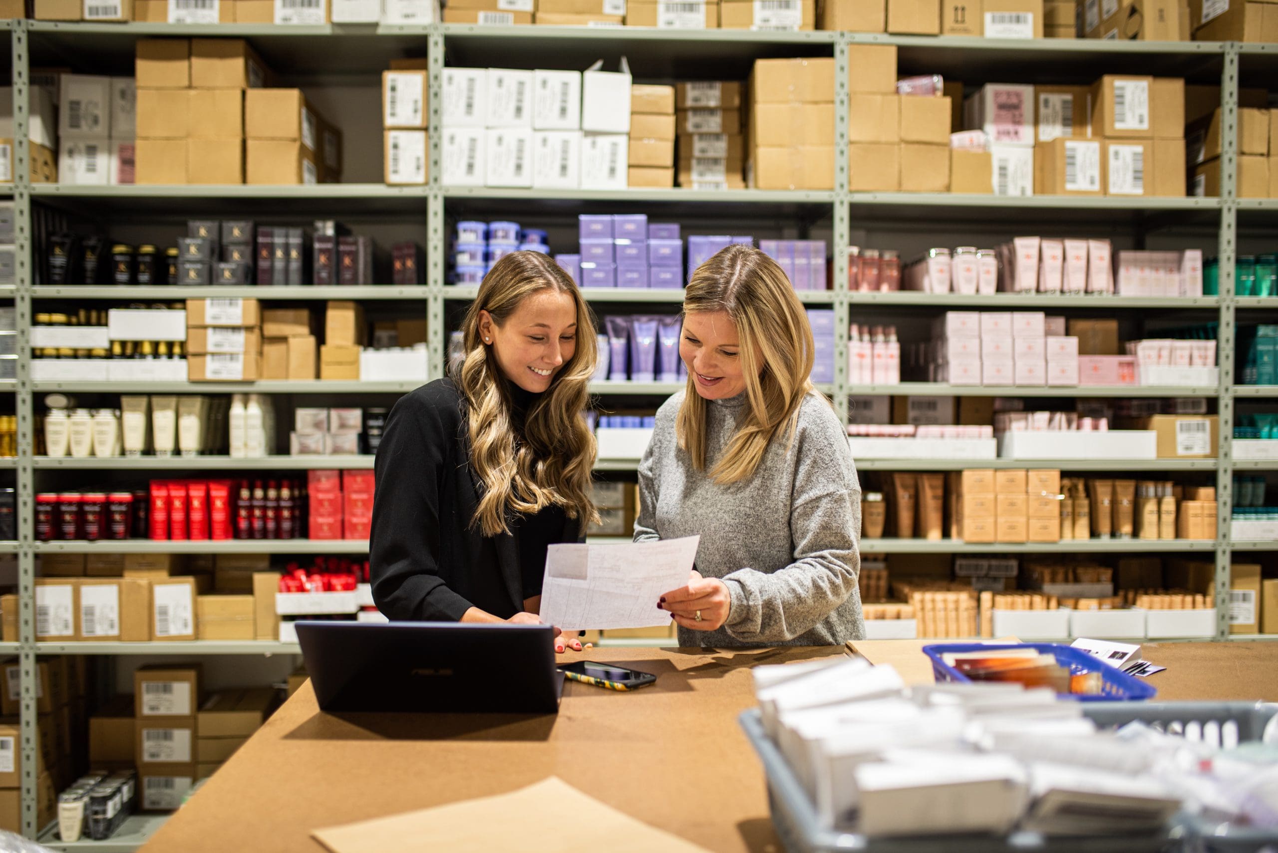 Femmes d'affaires examinant des documents